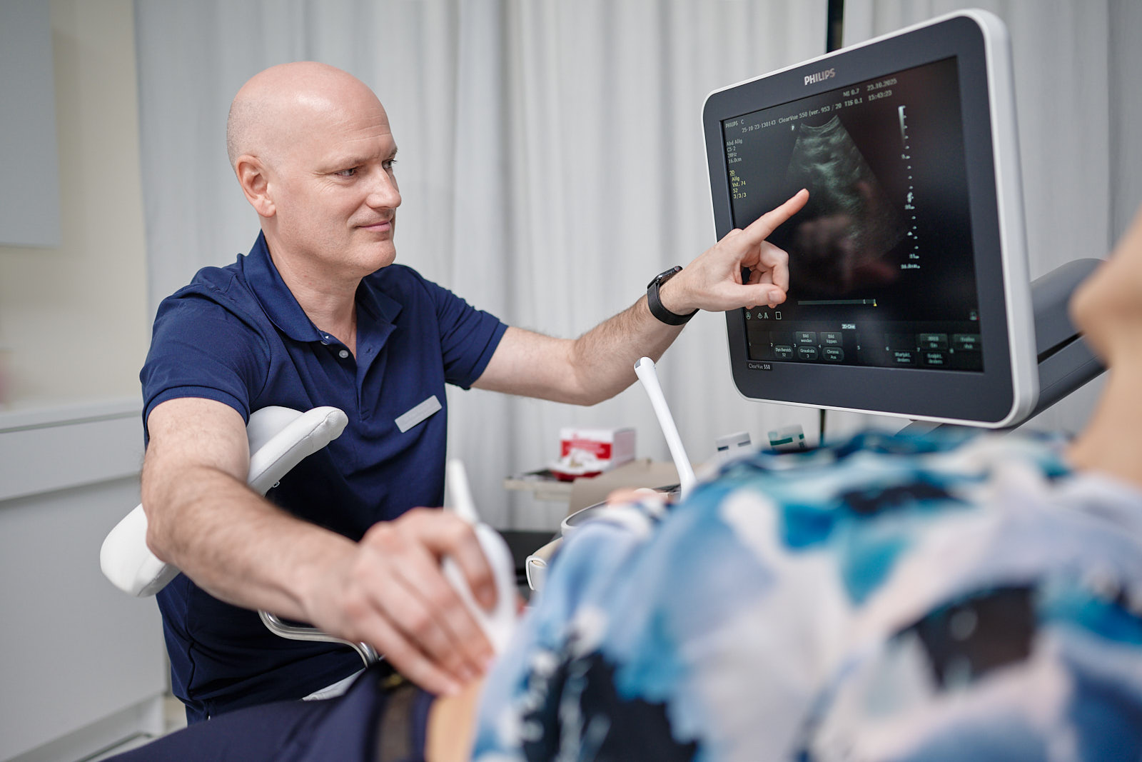Ultraschalluntersuchung in der Gynäkologie Chur West mit modernem Philips-Gerät